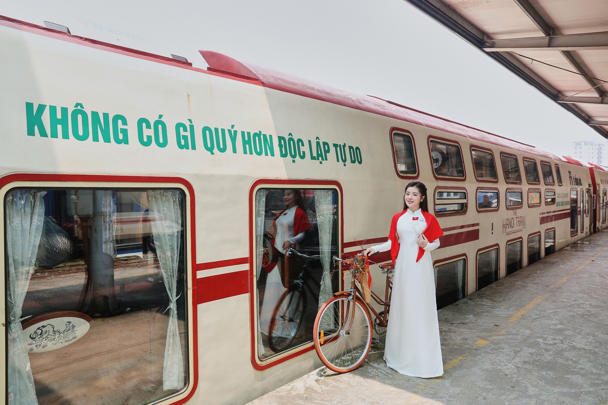 Rực rỡ cờ hoa trên "Chuyến tàu Độc lập - Chở niềm tự hào Việt Nam" - Ảnh 1.
