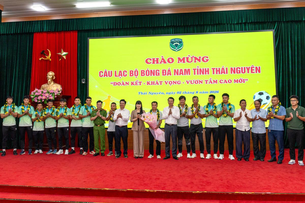 Trao bóng đá một quê hương - Ảnh 1.