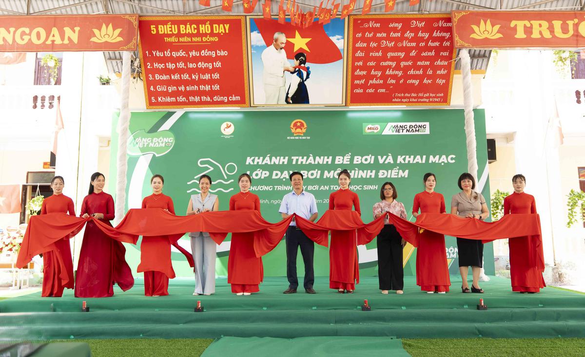 Trao tặng bể bơi và lớp dạy bơi mô hình điểm cho học sinh tỉnh Bắc Ninh - Ảnh 1.