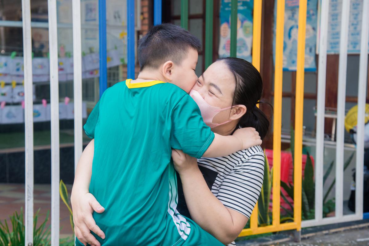 Hồng Nhung, Hồ Văn Cường hát về mẹ trong đêm nhạc thiện nguyện - Ảnh 2.