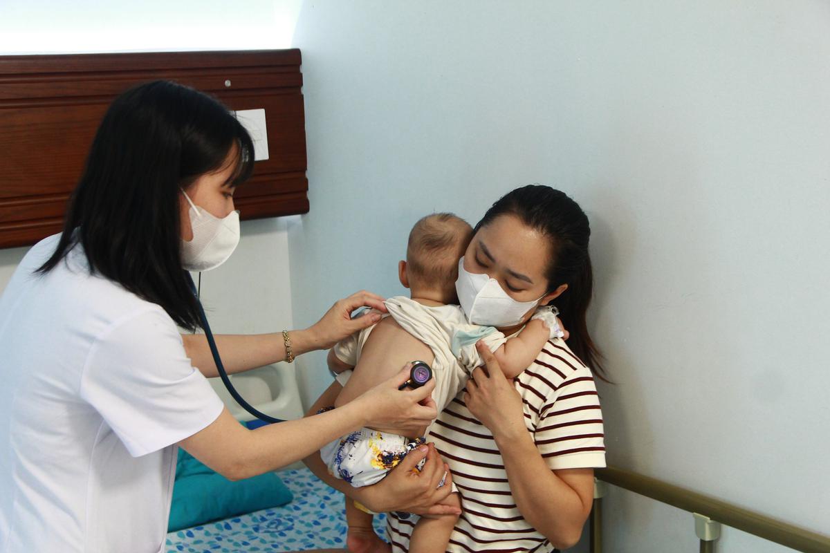 Trẻ mắc COVID-19 tăng trở lại: Bác sĩ cảnh báo dấu hiệu cần đưa trẻ đến viện ngay - Ảnh 1.