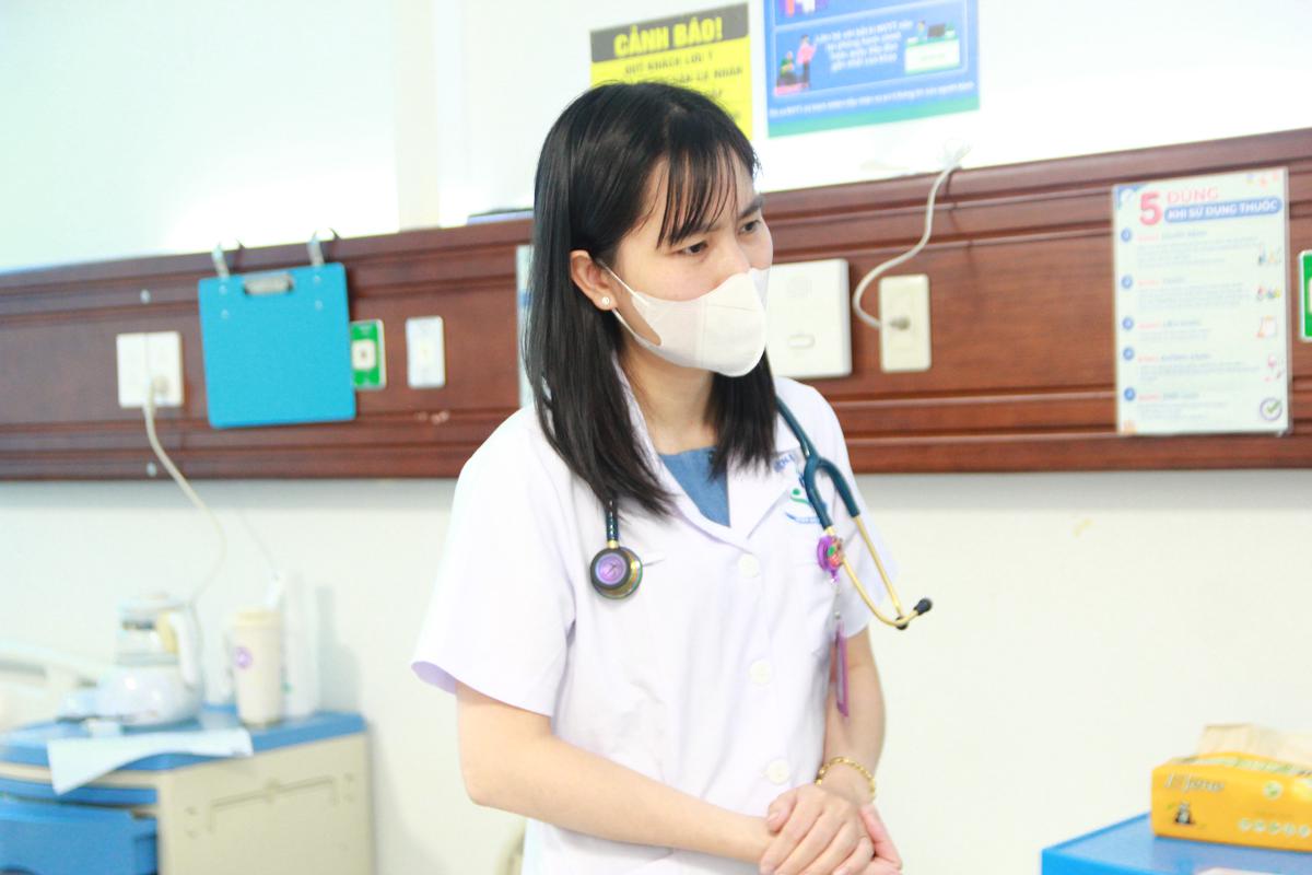 Trẻ mắc COVID-19 tăng trở lại: Bác sĩ cảnh báo dấu hiệu cần đưa trẻ đến viện ngay - Ảnh 2.
