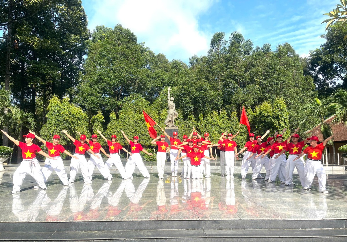 TPHCM: Cán bộ, hội viên phụ nữ phường Phú Lợi đồng diễn dân vũ mừng Quốc khánh- Ảnh 7.