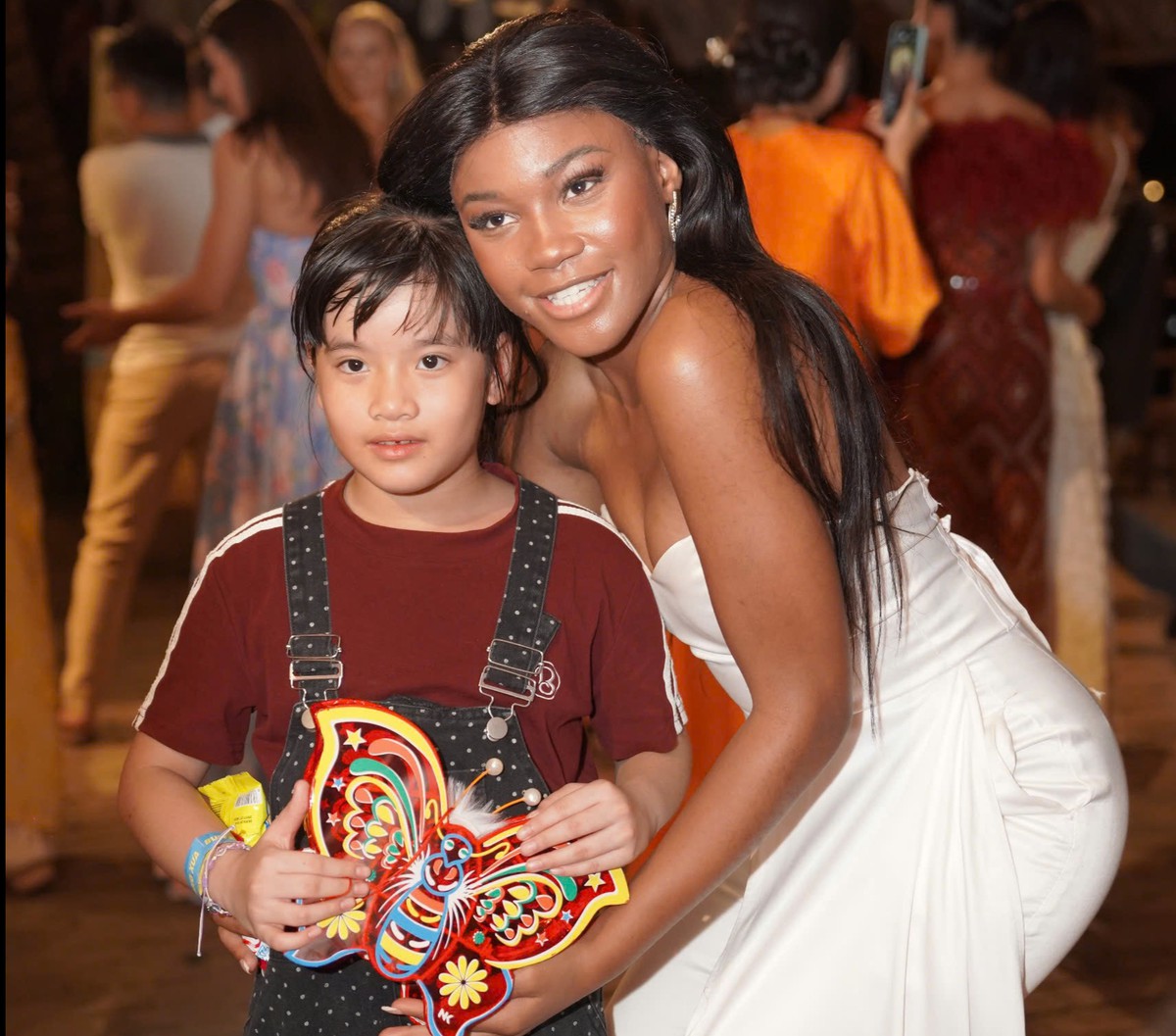 Thí sinh Miss World 2026 trao quà Trung thu cho trẻ em Khánh Hòa- Ảnh 3.