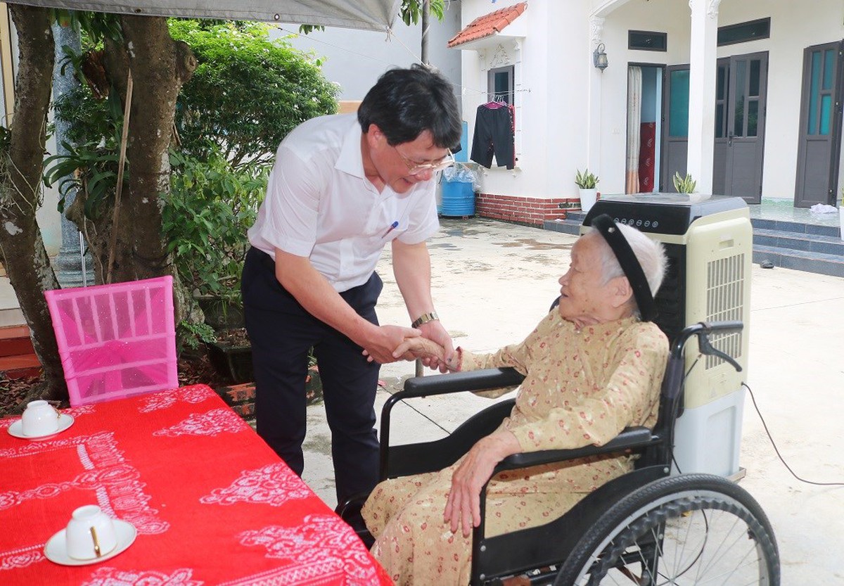 Tặng nhà chung cư, sổ tiết kiệm cho Mẹ Việt Nam Anh hùng ở Hải Phòng: Tri ân thiết thực- Ảnh 1.