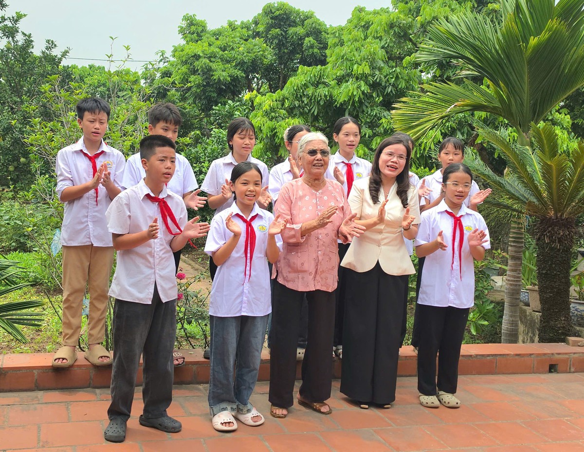 Huyền thoại "đòn gánh đánh Tây" và những ngày 2/9 không quên- Ảnh 2.