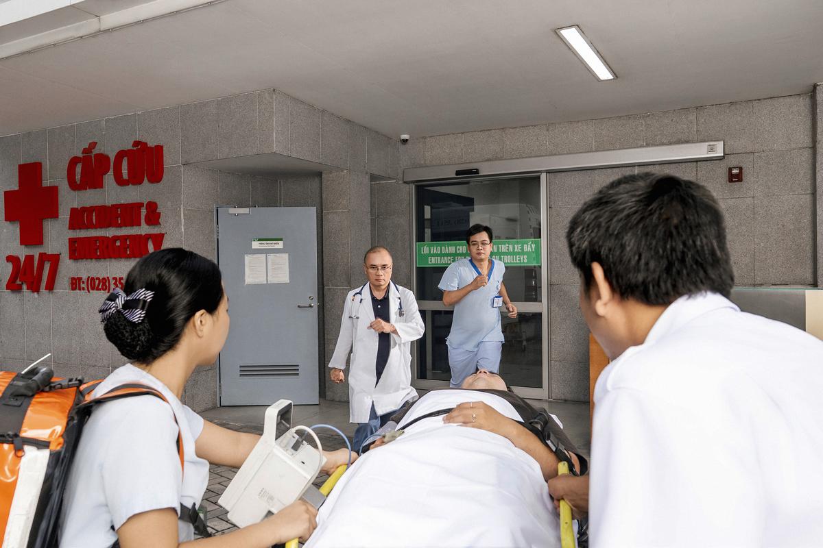 Kịp thời cứu sống thuyền viên nước ngoài bị xuất huyết não giữa đêm  - Ảnh 2.
