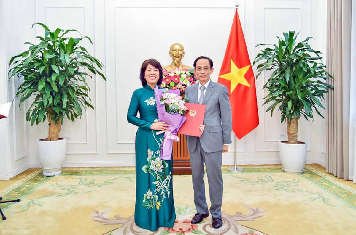 Bà Nguyễn Thị Hoàng Vân và ông Nguyễn Hoàng Long được bổ nhiệm làm Thứ trưởng Bộ Ngoại giao - Ảnh 2.