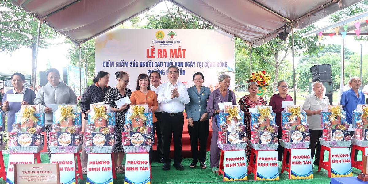 Ra mắt "Điểm chăm sóc người cao tuổi ban ngày tại cộng đồng" đầu tiên ở phường Bình Tân- Ảnh 4.