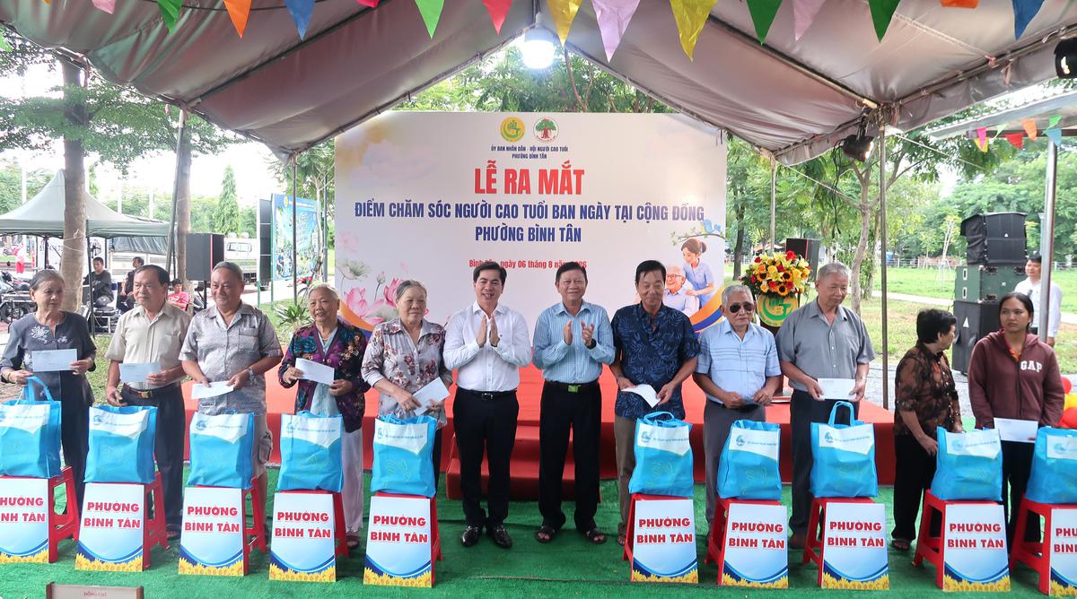 Ra mắt "Điểm chăm sóc người cao tuổi ban ngày tại cộng đồng" đầu tiên ở phường Bình Tân- Ảnh 5.