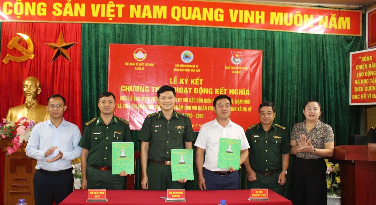 Đồn biên phòng Nậm Nhừ ký kết chương trình hoạt động kết nghĩa với Hội LHPN 2 xã biên giới - Ảnh 2.