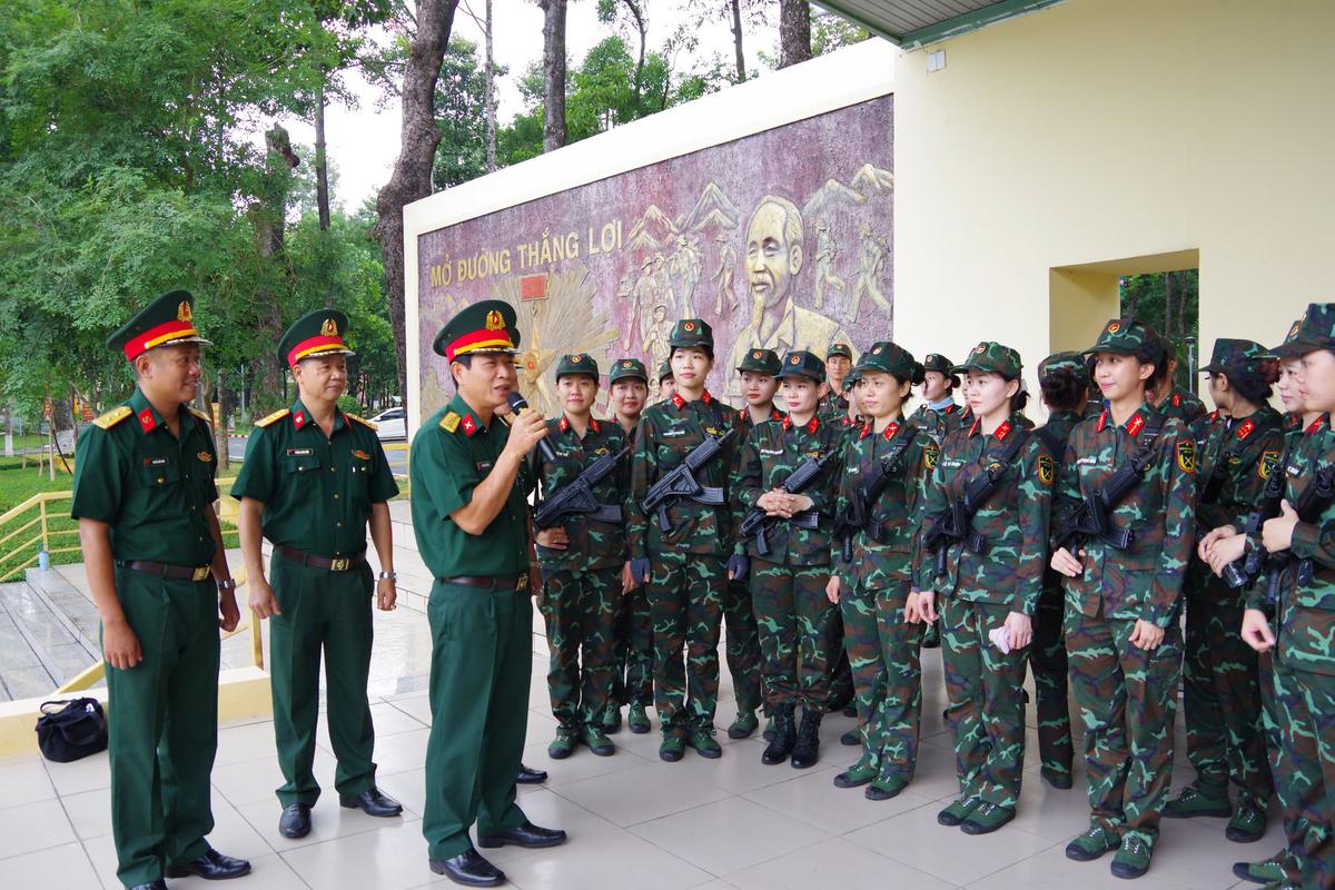 Quân khu 7 kiểm tra công tác huấn luyện Khối nữ sĩ quan Gìn giữ hòa bình - Ảnh 2.