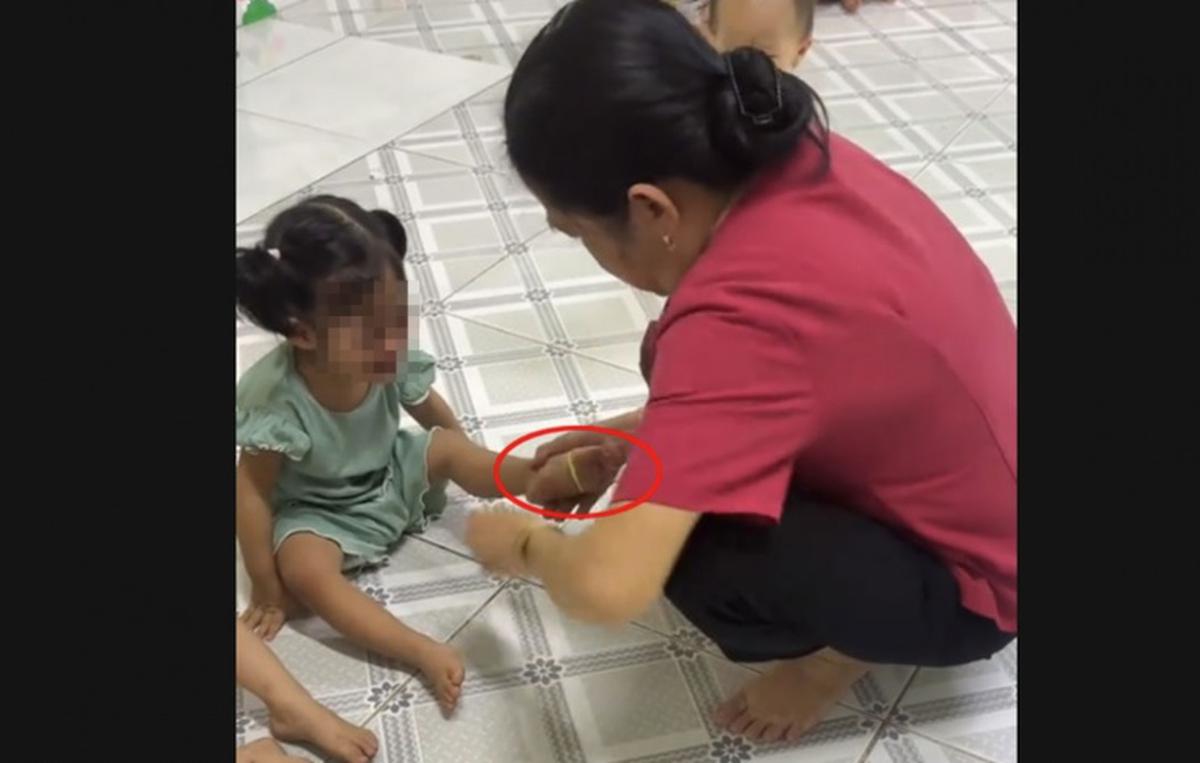 Bảo mẫu thừa nhận hành vi bạo hành 2 trẻ tại cơ sở mầm non - Ảnh 1.