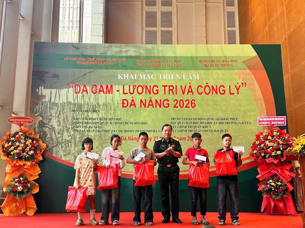Chung tay xoa dịu nỗi đau, tiếp thêm hy vọng cho các nạn nhân chất độc da cam- Ảnh 1.