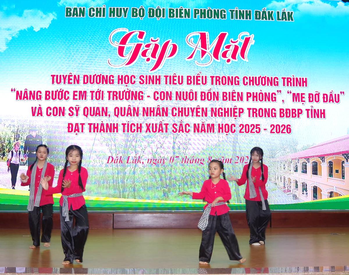 Đăk Lắk: Bộ đội Biên phòng khen thưởng 296 học sinh tiêu biểu trước thềm năm học mới- Ảnh 1.
