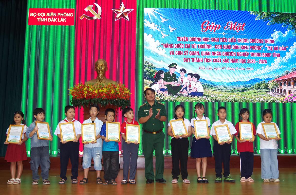 Đăk Lắk: Bộ đội Biên phòng khen thưởng 296 học sinh tiêu biểu trước thềm năm học mới- Ảnh 2.