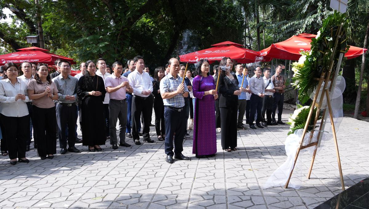 Giảng viên, học viên Học viện Chính trị Quốc gia Hồ Chí Minh dâng hương tưởng niệm các anh hùng liệt sĩ tại Công viên Lê Thị Riêng - Ảnh 1.