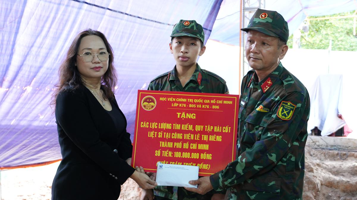 Giảng viên, học viên Học viện Chính trị Quốc gia Hồ Chí Minh dâng hương tưởng niệm các anh hùng liệt sĩ tại Công viên Lê Thị Riêng - Ảnh 3.