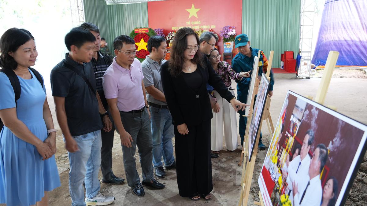 Giảng viên, học viên Học viện Chính trị Quốc gia Hồ Chí Minh dâng hương tưởng niệm các anh hùng liệt sĩ tại Công viên Lê Thị Riêng - Ảnh 4.