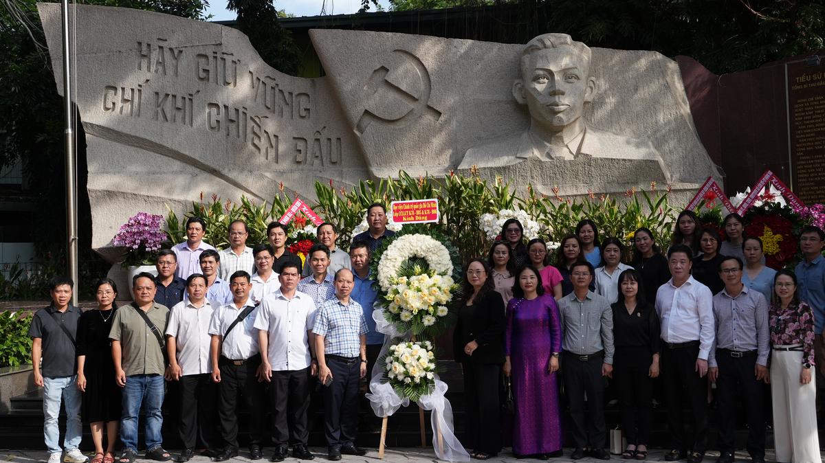 Giảng viên, học viên Học viện Chính trị Quốc gia Hồ Chí Minh dâng hương tưởng niệm các anh hùng liệt sĩ tại Công viên Lê Thị Riêng - Ảnh 2.