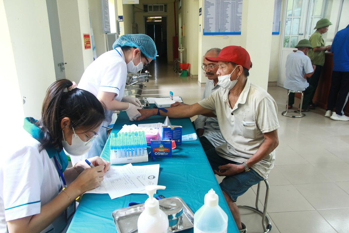 Hà Nội thu hút bác sĩ về trạm y tế, tạo điều kiện để người dân tiếp cận các dịch vụ y tế kỹ thuật cao - Ảnh 2.