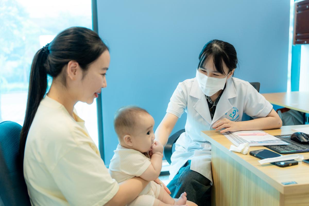 Nuôi con bằng sữa mẹ: Đừng để áp lực biến hành trình yêu thương thành gánh nặng - Ảnh 2.