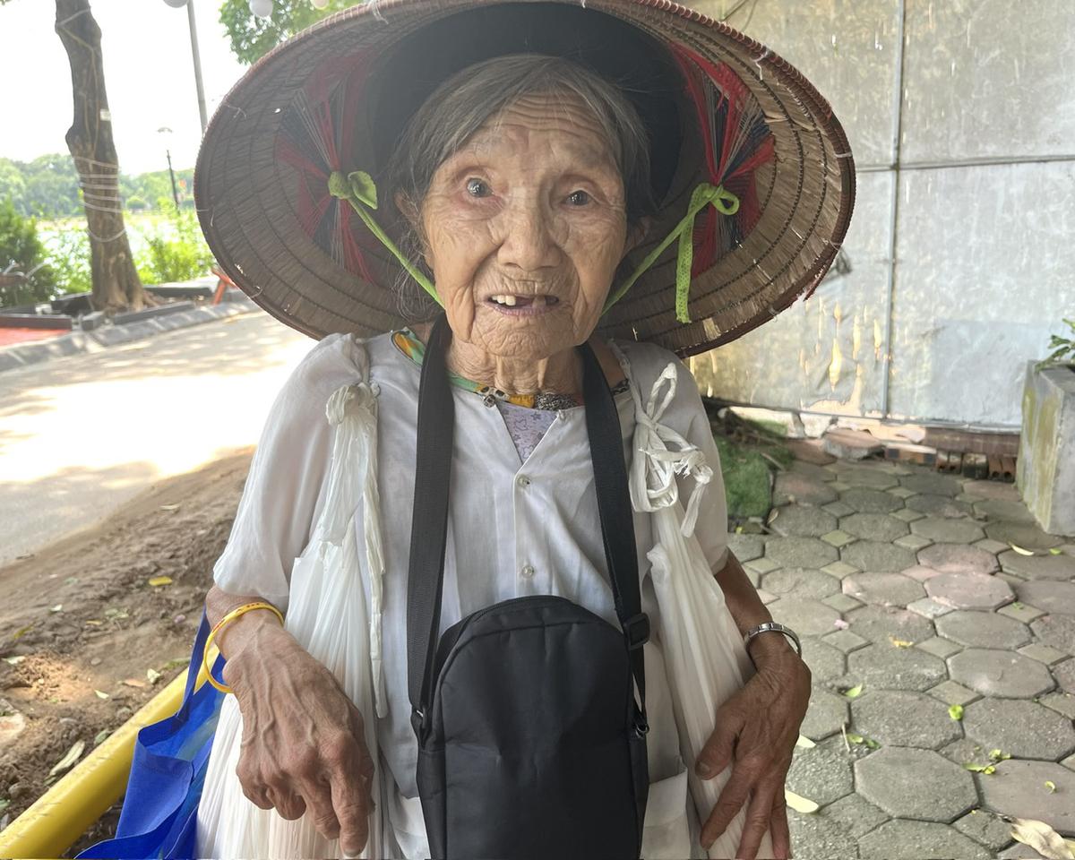 90 tuổi vẫn rong ruổi mưu sinh - Ảnh 1.