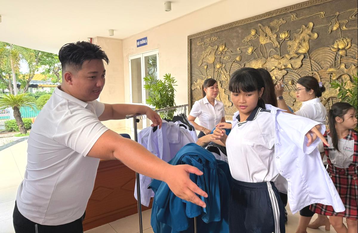“Hành trang tương lai” tiếp sức cho học sinh khó khăn đến trường - Ảnh 2.
