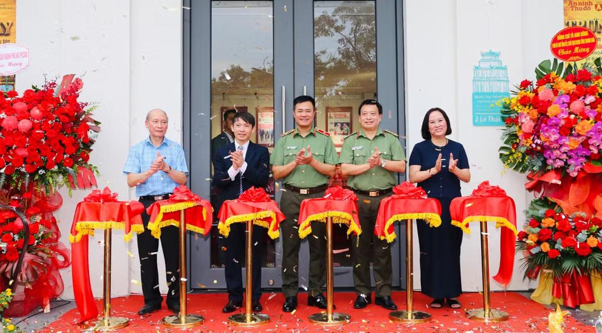Trưng bày sách, báo, ảnh về 50 năm An ninh Thủ đô - Ảnh 1.