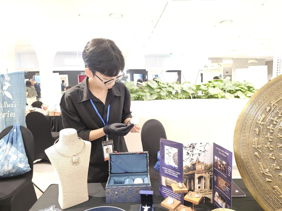 Người trẻ tìm cách “đánh thức” những đường chạm bạc Đồng Xâm - Ảnh 3.