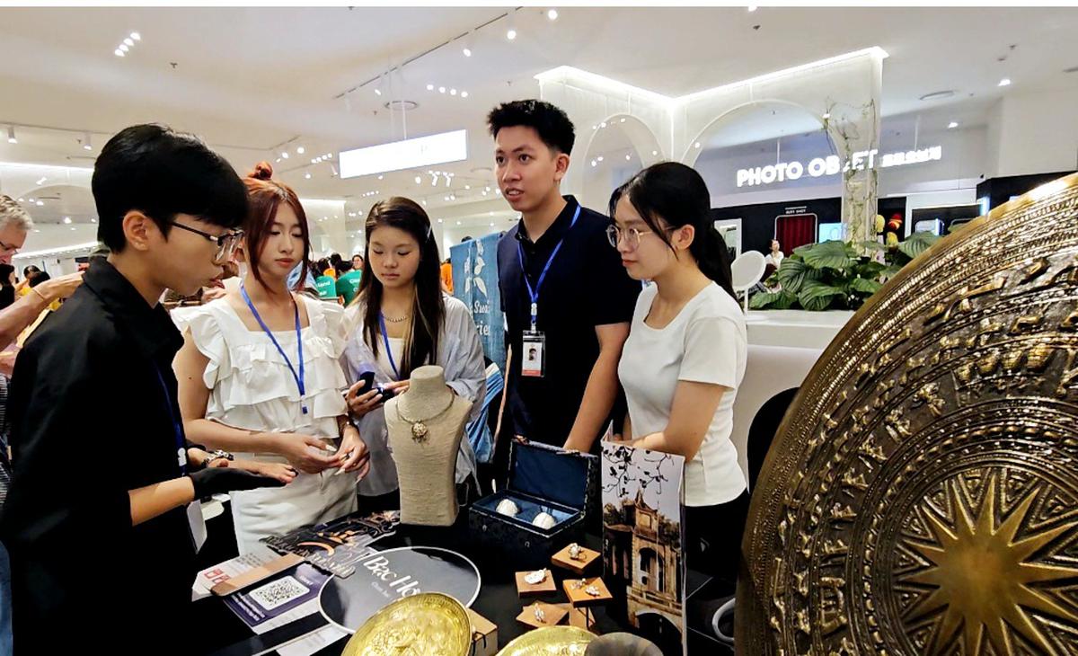Người trẻ tìm cách “đánh thức” những đường chạm bạc Đồng Xâm - Ảnh 2.