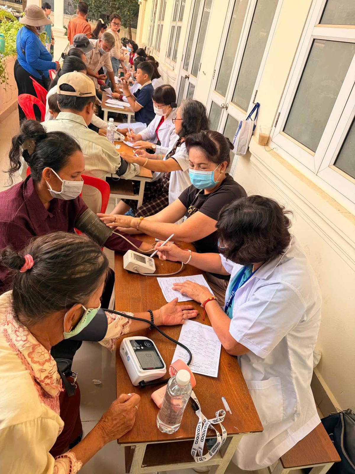 Trao tặng 500 phần quà cho bà con gốc Việt và người dân khó khăn tại tỉnh Siem Reap - Ảnh 1.