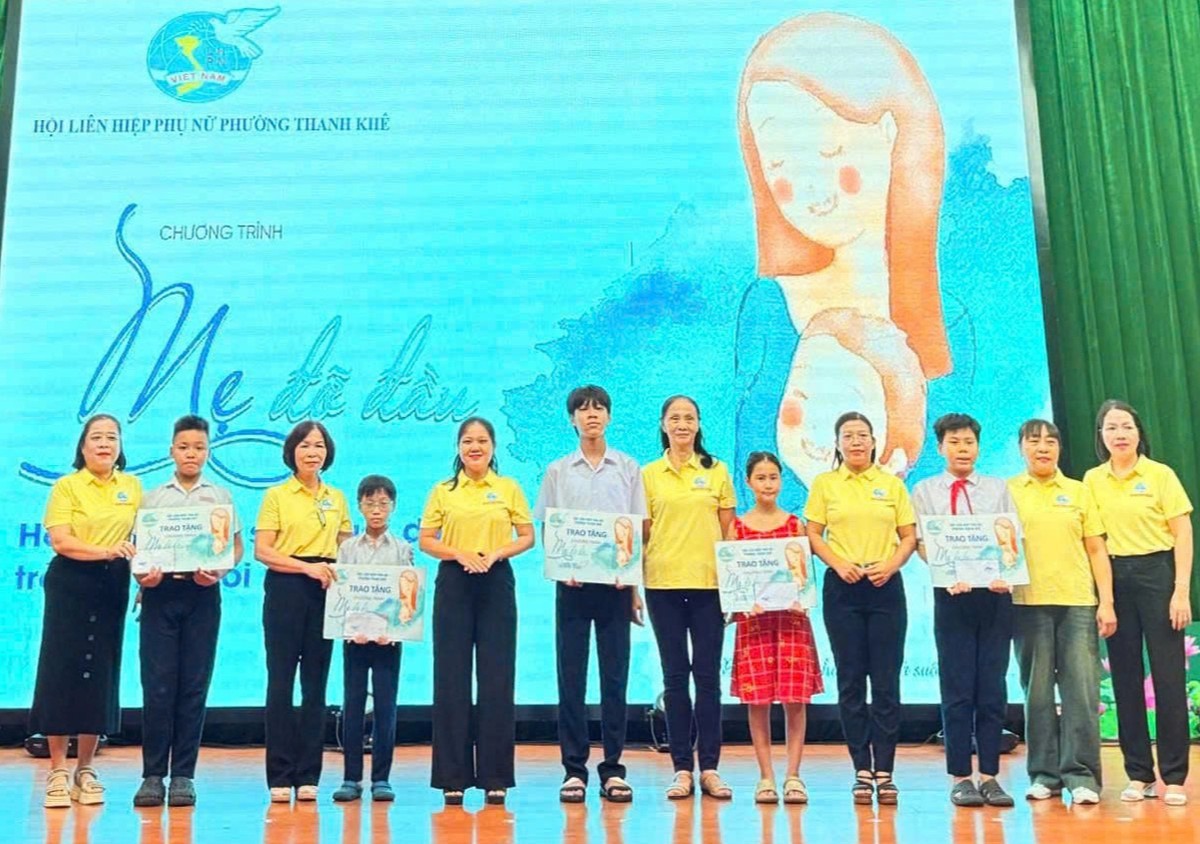 Phụ nữ Đà Nẵng trao gần 2.000 suất quà tiếp bước đến trường - Ảnh 2.