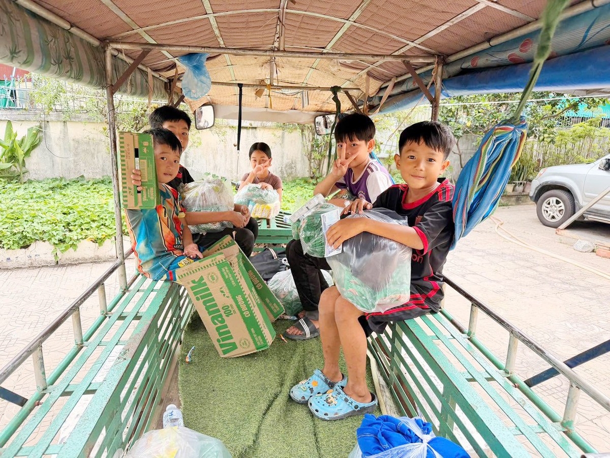 Trao tặng 500 phần quà cho bà con gốc Việt và người dân khó khăn tại tỉnh Siem Reap - Ảnh 2.