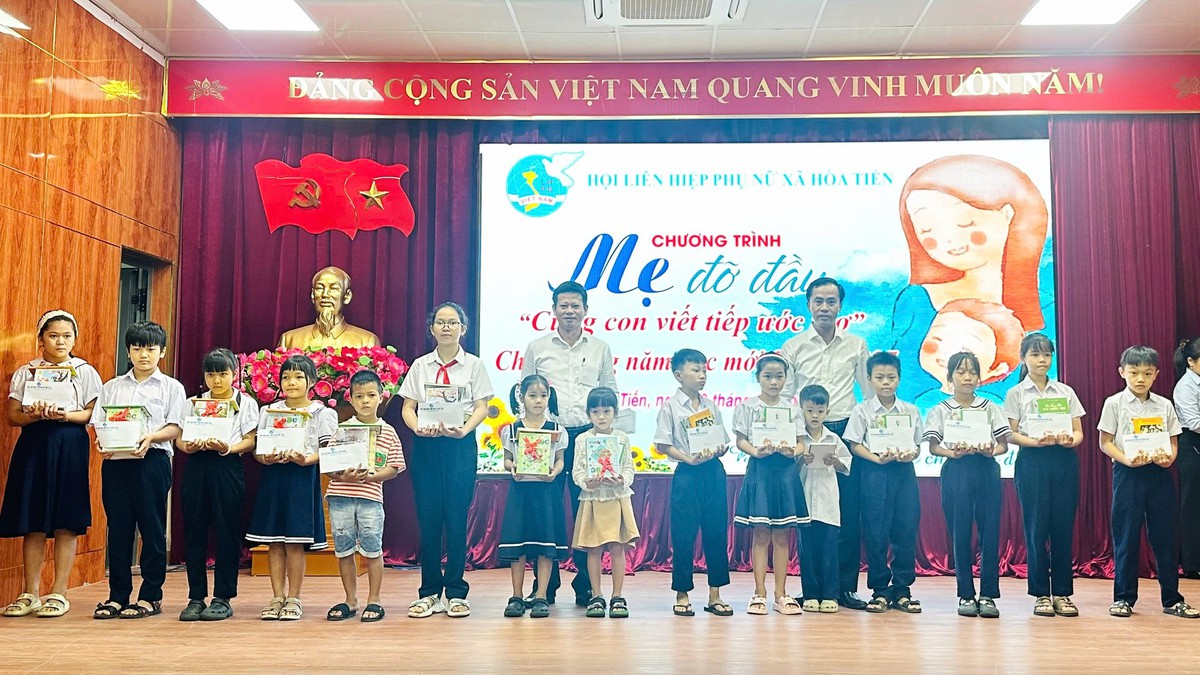 Phụ nữ Đà Nẵng trao gần 2.000 suất quà tiếp bước đến trường - Ảnh 3.