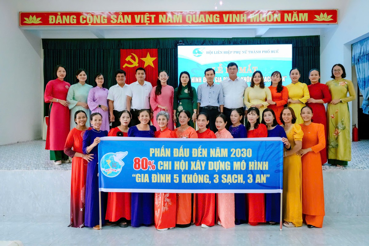 Huế ra mắt mô hình điểm “Gia đình 5 không 3 sạch 3 an” - Ảnh 1.