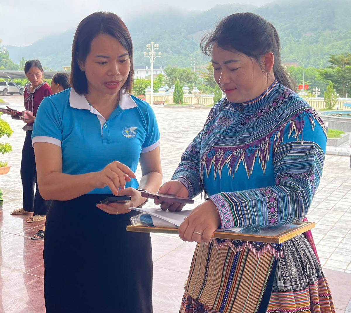 Bộ đội Biên phòng cùng phụ nữ vùng biên Nà Hỳ bước vào không gian số- Ảnh 1.