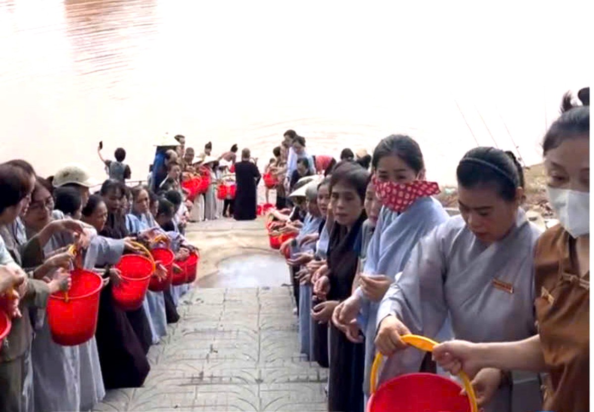 Lạng Sơn: Gần 1000 nữ tăng ni, phật tử phóng sinh cá bảo vệ môi trường - Ảnh 2.