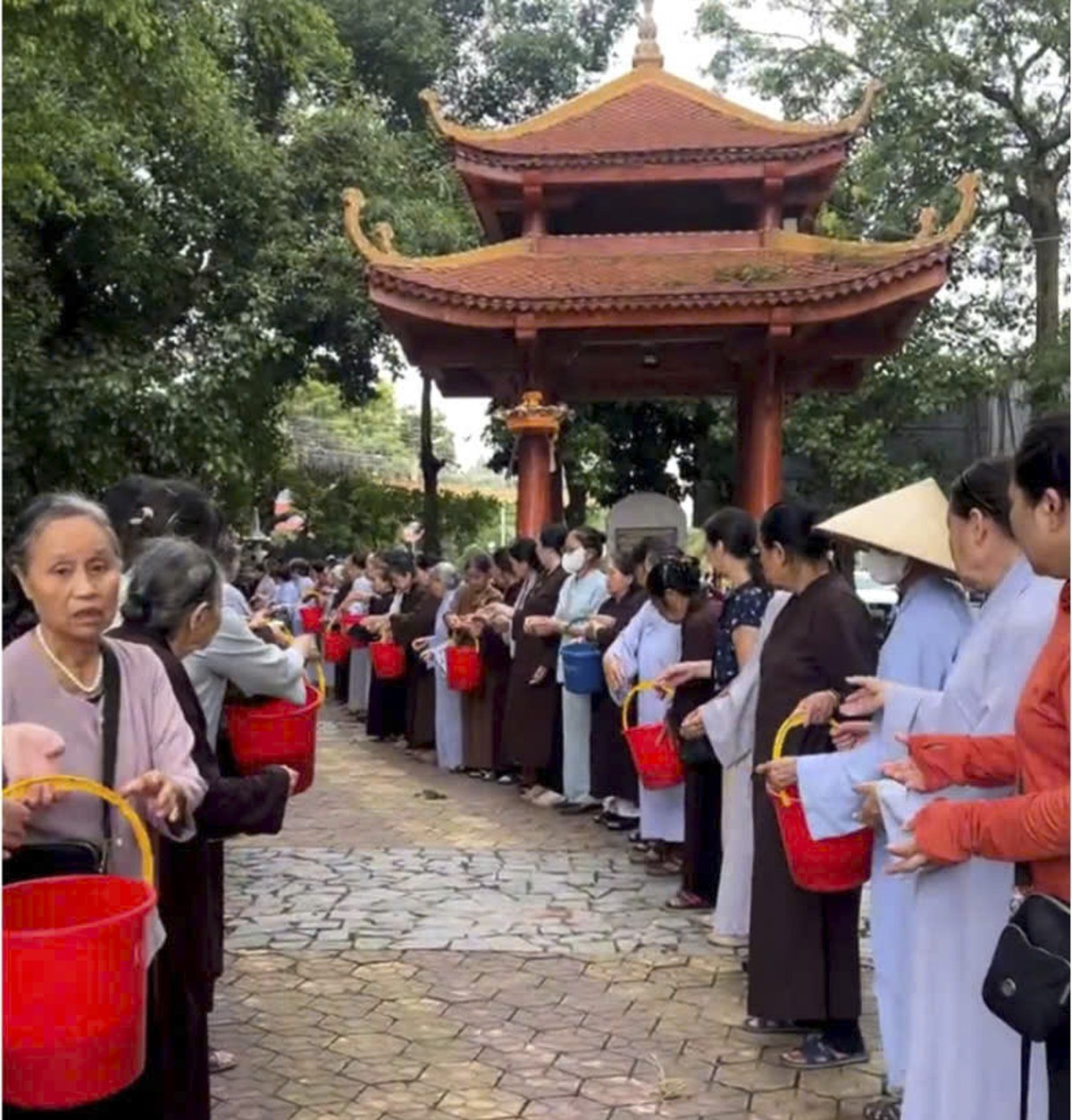 Lạng Sơn: Gần 1000 nữ tăng ni, phật tử phóng sinh cá bảo vệ môi trường - Ảnh 3.