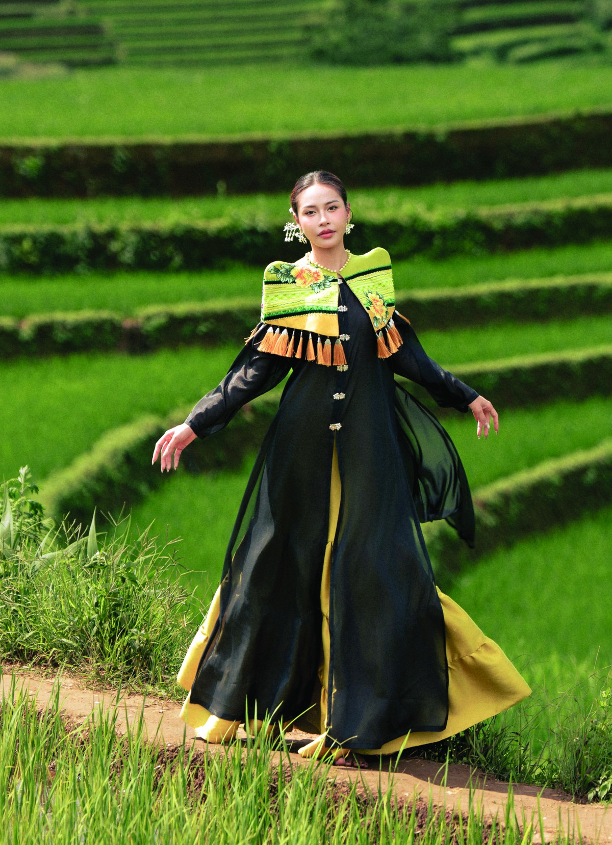 NTK Cao Minh Tiến: Cảm hứng thời trang từ di sản ruộng bậc thang - Ảnh 4.