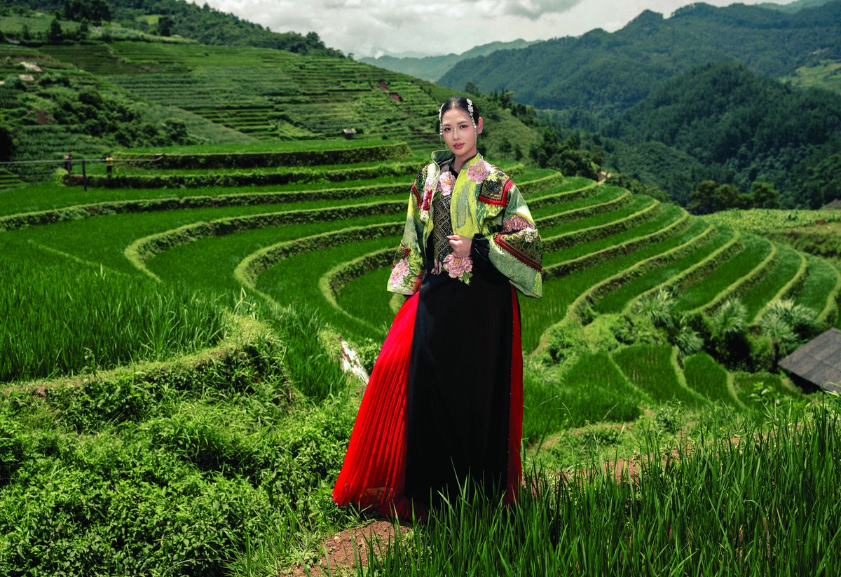 NTK Cao Minh Tiến: Cảm hứng thời trang từ di sản ruộng bậc thang - Ảnh 1.