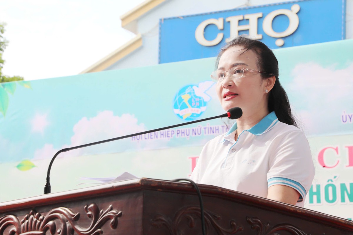Phụ nữ Thanh Hóa thực hiện nếp sống xanh từ "Phiên chợ truyền thông phòng, chống rác thải nhựa"- Ảnh 1.