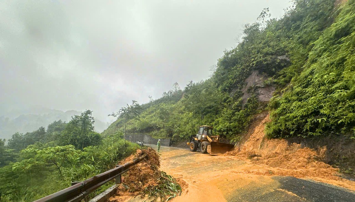 Huế: Mưa lớn gây sạt lở, tàu cá bị chìm- Ảnh 1.