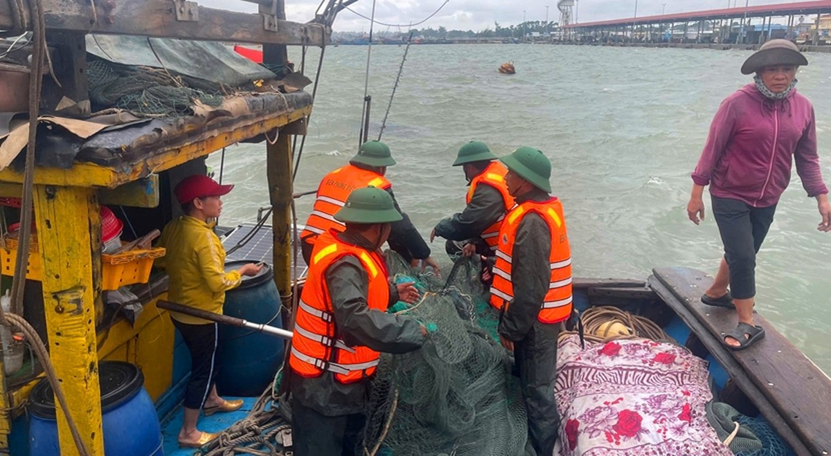 Huế: Mưa lớn gây sạt lở, tàu cá bị chìm- Ảnh 2.