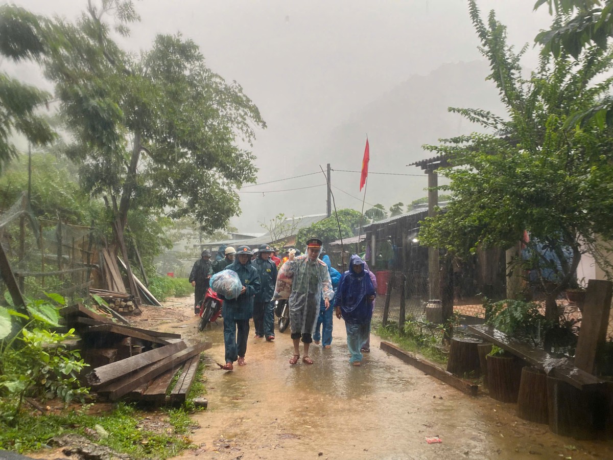 Quân khu 4: Nhiệm vụ hàng đầu là bảo đảm an toàn tính mạng, tài sản của Nhân dân trong mưa bão - Ảnh 3.