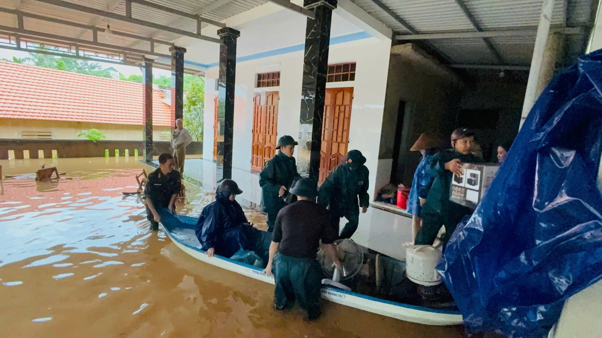 Quân khu 4: Nhiệm vụ hàng đầu là bảo đảm an toàn tính mạng, tài sản của Nhân dân trong mưa bão - Ảnh 2.