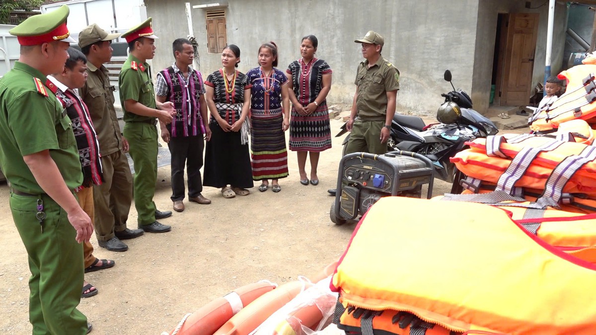 Hình ảnh Công an Đà Nẵng chủ động hỗ trợ người dân ứng phó trước mùa mưa bão - Ảnh 7.