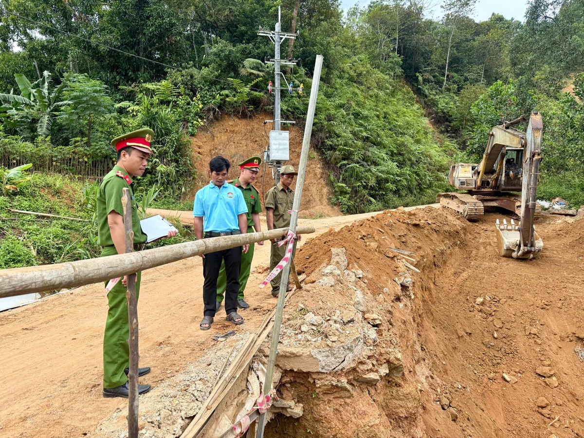 Hình ảnh Công an Đà Nẵng chủ động hỗ trợ người dân ứng phó trước mùa mưa bão - Ảnh 8.