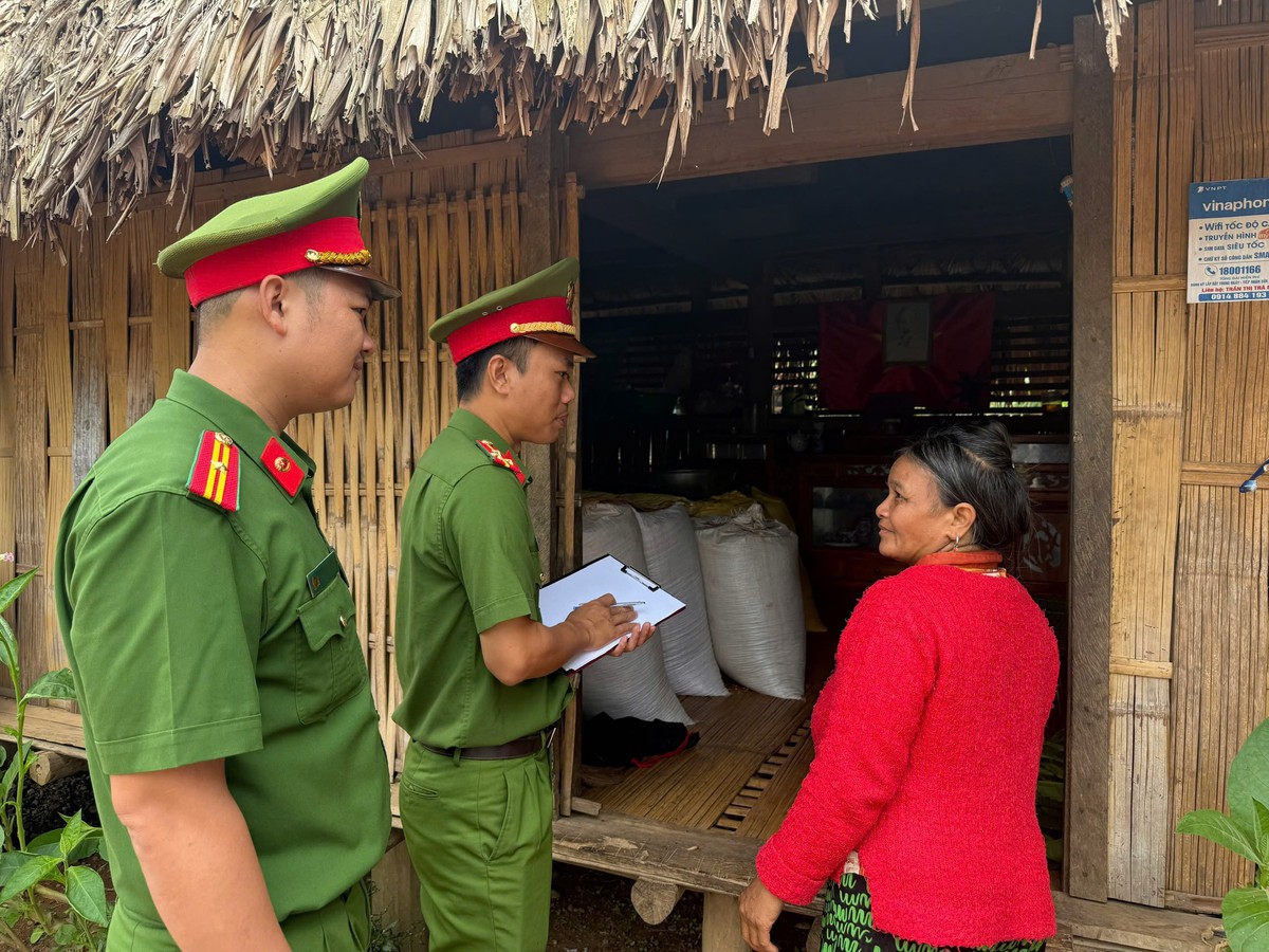 Hình ảnh Công an Đà Nẵng chủ động hỗ trợ người dân ứng phó trước mùa mưa bão - Ảnh 9.