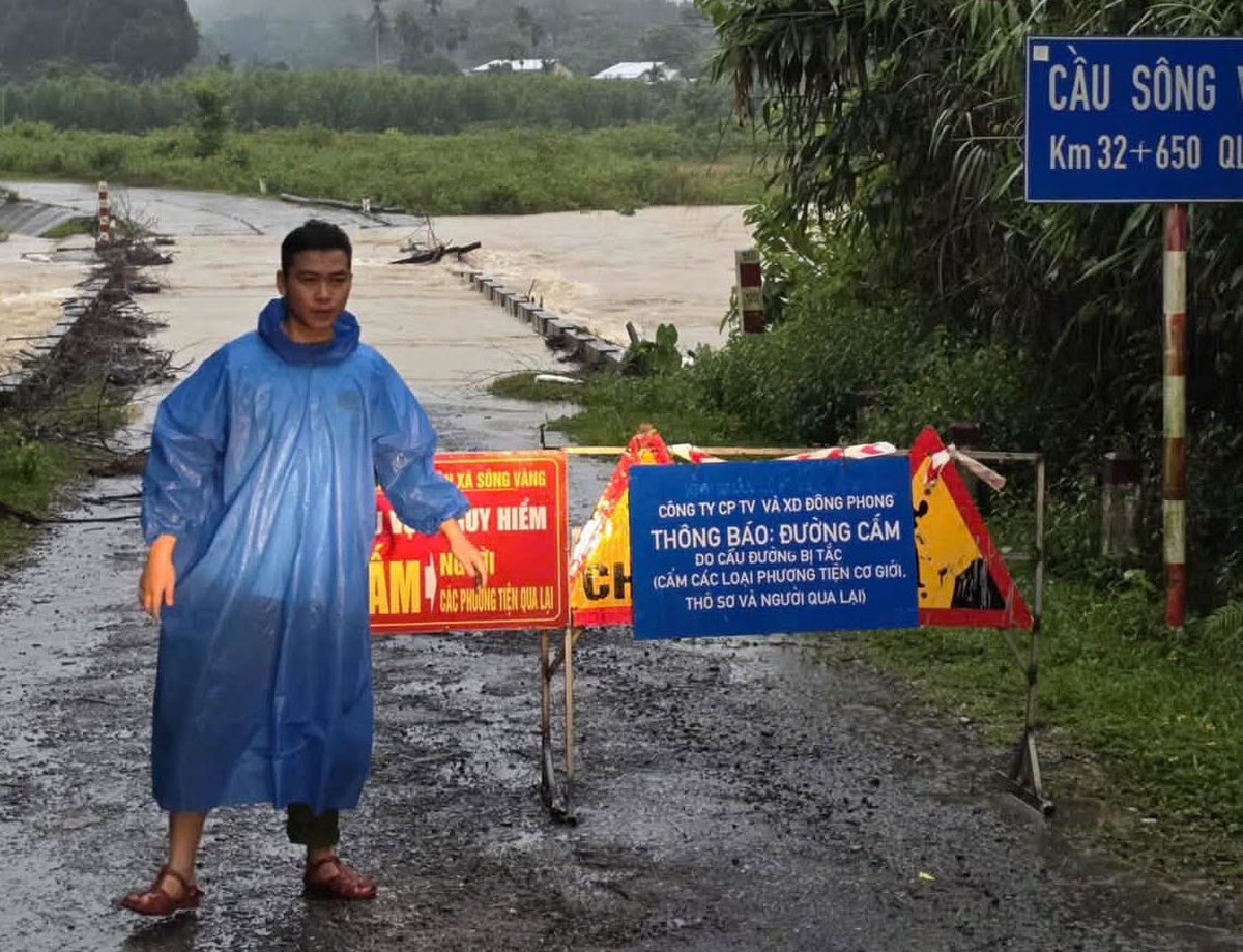 Hình ảnh Công an Đà Nẵng chủ động hỗ trợ người dân ứng phó trước mùa mưa bão - Ảnh 5.